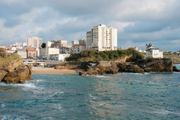 Praia, mar e vista para a cidade de Biarritz, França — Fotografia de Stock