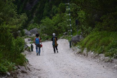 Dolomites üzerinde tırmandıktan sonra dönmek