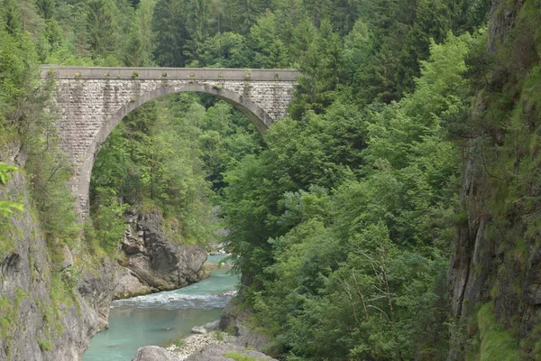 Köprünün altından dere akan su