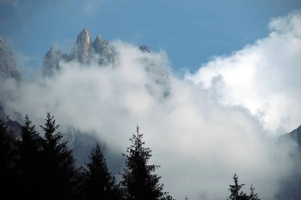Chmury Które Otaczają Skały — Zdjęcie stockowe