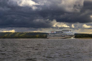 River cruise liner kötü bulutlu havalarda Rusya Volga Nehri üzerinde