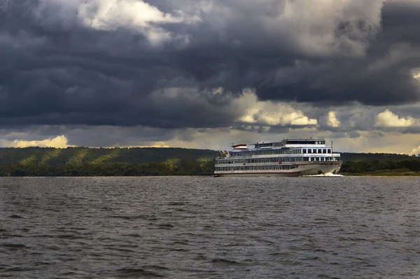 River cruise liner kötü bulutlu havalarda Rusya Volga Nehri üzerinde