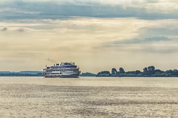 Sabahın erken saatlerinde güneş Rusya Volga Nehri'nde gemisi cruise