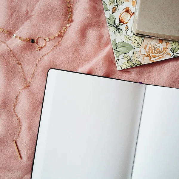 Foto Cuaderno Blanco Sobre Fondo Textil Rosa Vista Superior —  Fotos de Stock