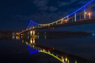 Geceleri yaya köprüsü. Kiev, Ukrayna