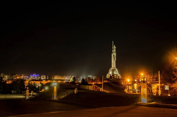 Kiev, Ukrayna. Mart 2019 Paton Köprüsü ve Anavatan Manzarası