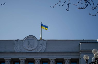 Verkhovna Rada binasında Ukrayna bayrağı