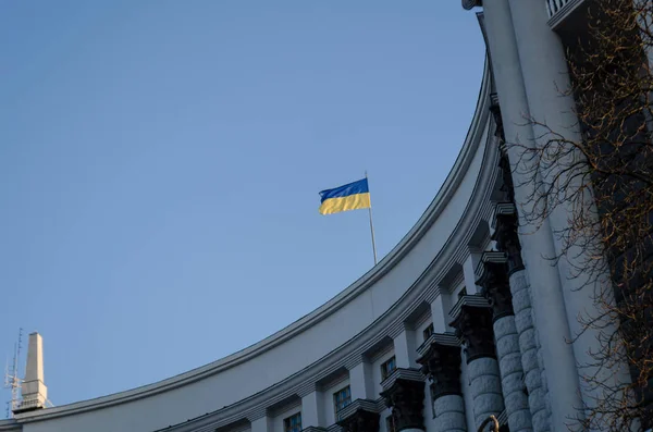 Bandera Ucrania Ondeando Edificio Del Gabinete Imagen De Stock