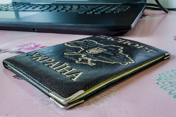 Kiev. Ukrayna Mayıs 5, 2019 Dizüstü yanında mutfakta Ukrayna pasaportu. Close