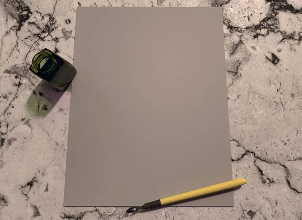 Een Vel Papier Met Een Metalen Pen Een Marmeren Tafel — Stockfoto