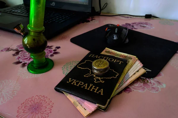 Kiev. Ukrayna Mayıs 19, 2019 Ukrayna pasaportu, para ve esrar sigara cihazları. Close.