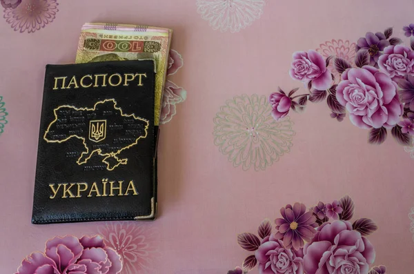 Kiev. Ukrayna Mayıs 20, 2019 Ukrayna pasaportu ve mutfakta para. Close