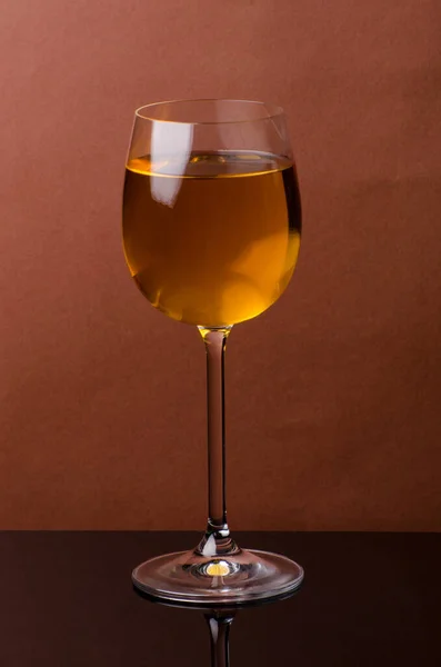 Copo Vinho Branco Sobre Fundo Castanho Ainda Vida — Fotografia de Stock