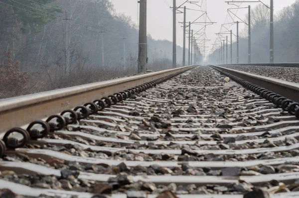 Sisli bir sabahta tren yolu.