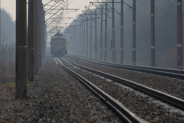 Kiev, Ukrayna 8 Mayıs 2020 Sisli bir sabah treni.
