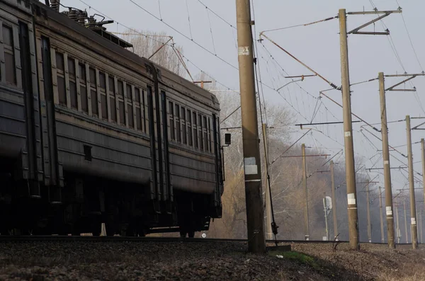 Kiev, Ukrayna 8 Mayıs 2020 Sisli bir sabah treni.