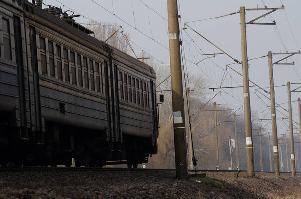 Киев, Украина 8 мая 2020 Поезд в туманное утро.