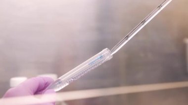 Doktor çalışma test tüpleri tıbbi laboratuvar-stok video ile