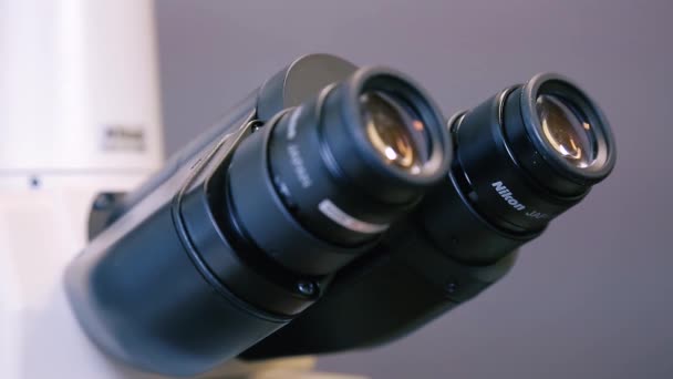 Tıbbi Laboratuar Stok Video Mikroskobu Üzerinden Mercek — Stok video