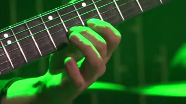 Farklı enstrümanlar oynarken konser sahne müzisyenler. Müzik aletleri üzerinde güzel açılar.