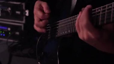 Farklı enstrümanlar oynarken konser sahne müzisyenler. Müzik aletleri üzerinde güzel açılar.