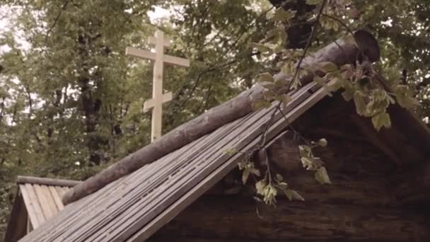 老日志教会与十字架在屋顶上 — 图库视频影像