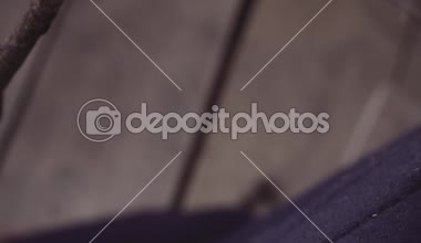 Eski tezgah üzerinde onlar bir kaba bez örgü