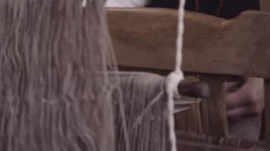 Eski tezgah üzerinde onlar bir kaba bez örgü