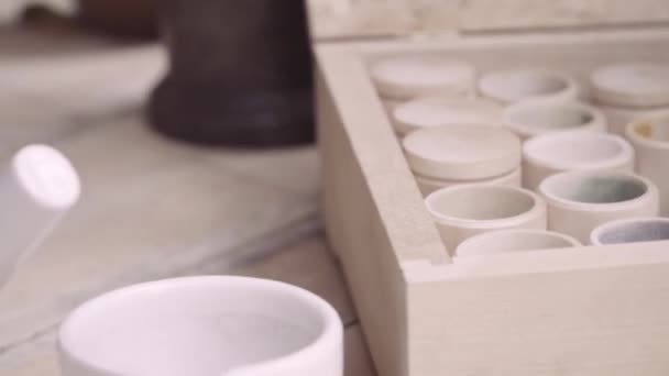 木製のテーブル上のアイコンの絵のインク スタンド — ストック動画