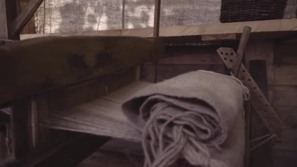 昔ながらの織機を彼らは目の粗い布地を織り — ストック動画