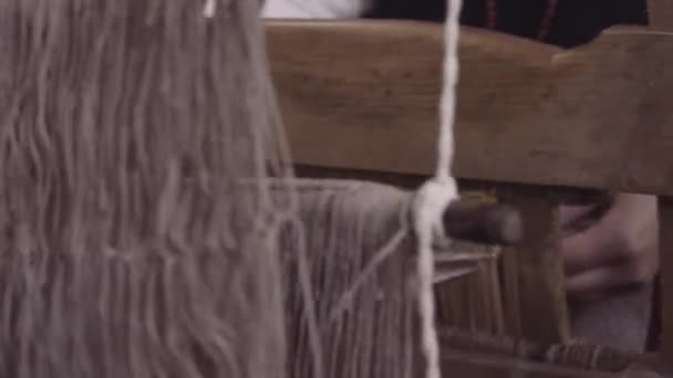 Старий Ткацький Верстат Якому Вони Плетуть Грубу Тканину — стокове відео