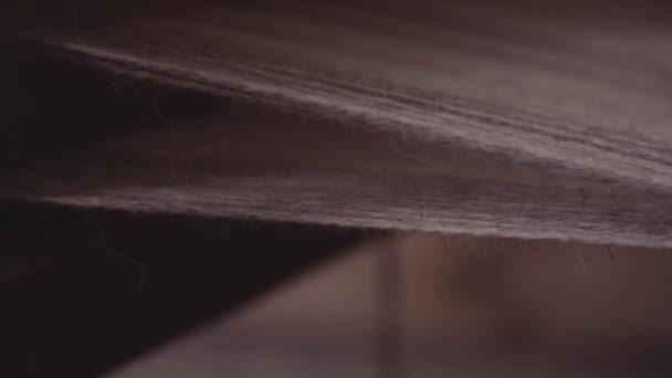 Vieux métier à tisser sur lequel ils tissent un tissu grossier 