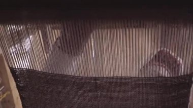 Eski tezgah üzerinde onlar bir kaba bez örgü