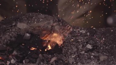 Kurma ve iş kurma. Farklı metal ürünler dövme demirci. Forge fırın
