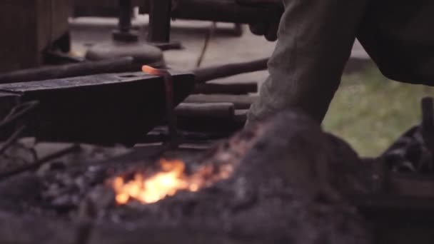 Vytvoření Vytvoření Práce Kovář Kování Různých Kovových Výrobků Forge Pec — Stock video