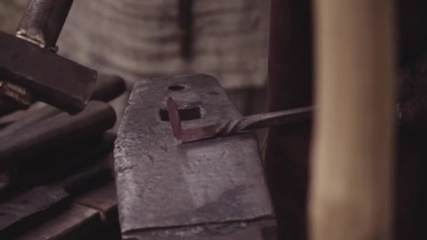 锻造和锻造工作 锻造不同金属制品的铁匠 — 图库视频影像