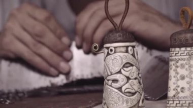 Smith bir kask ile savaş için zırh yapar.