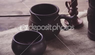 Ahşap bir masa üzerinde duran çanak çömlek.