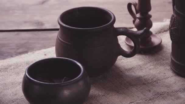 站在木桌上的陶器 — 图库视频影像
