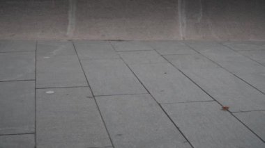 İnsanlar sokaklarda yürüyen metrelik.