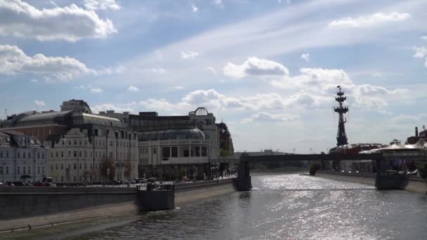 Nézd Hídról Város Embankment Lebeg Folyón Kedvtelési Célú Hajók — Stock videók