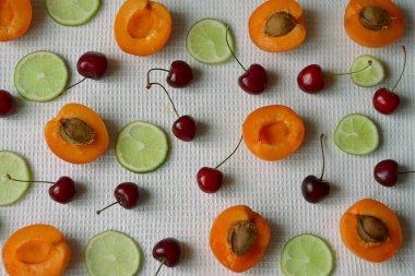 Kayısı, kireç ve kiraz dilimleri olgun meyve kapat-u görünümünü top