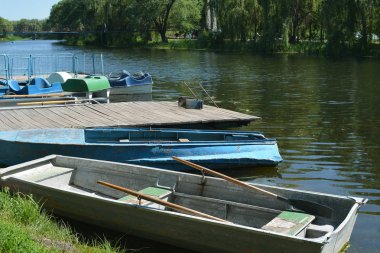 Gönderen öğle su yaktı Nehri yakınında dock üzerindeki ahşap tekneler