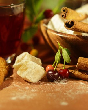 Çay, oryantal tatlılar, kiraz ve tarçın sıcak sesi ile natürmort