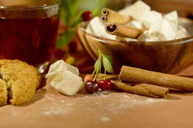 Çay, oryantal tatlılar, kiraz ve tarçın sıcak sesi ile natürmort