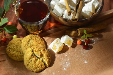 Çay, oryantal tatlılar, kiraz ve tarçın sıcak sesi ile natürmort