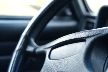 Arabayla arabasız kabinde siyah tekerlek yakın çekim