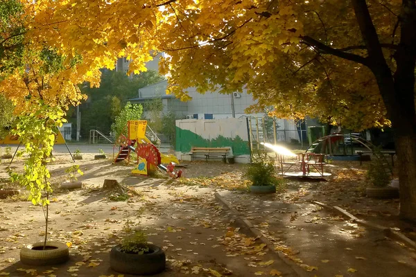 Outono Quintal Cidade Com Playground Chão Caiu Folhagem Amarela — Fotografia de Stock