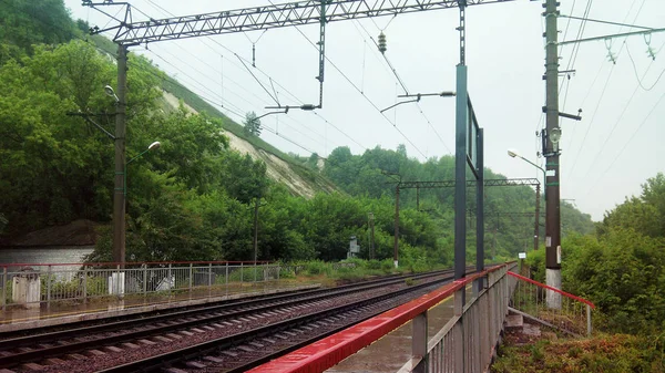 Köydeki Demiryolu Rayları Istasyonu — Stok fotoğraf