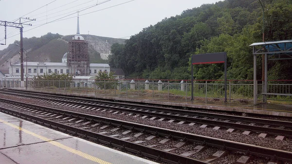 Rusya Ortodoks Manastırı Yağmurdan Sonra Tren Istasyonu — Stok fotoğraf